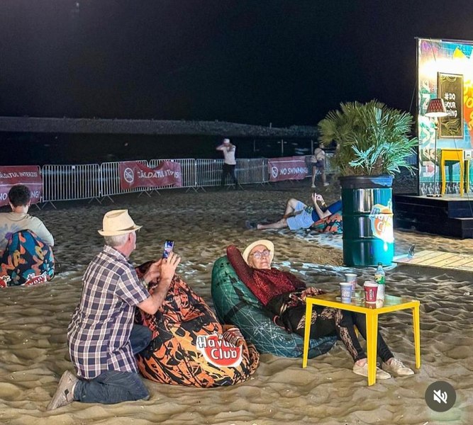 Distracția nu are vârstă. O fotografie cu doi pensionari la Neversea a creat emoție pe net