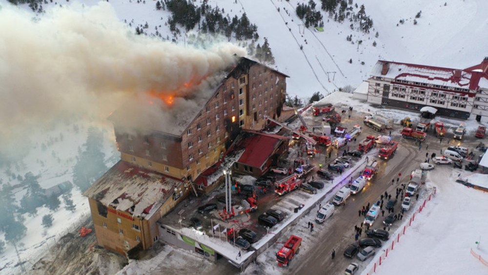 Pedepse cu închisoare pe viaţă pentru 11 persoane responsabile de incendiul de la hotelul din Turcia, soldat cu 78 de morţi, inclusiv copii