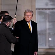 Donald Trump cu Zelenski și Macron la Paris FOTO Shutterstock jpg