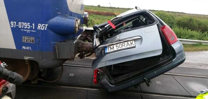 Şoferiţa care conducea autoturismul Peugeot a scăpat nevătămată FOTO pressalert.ro