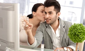 Flirt la birou FOTO Shutterstock jpg