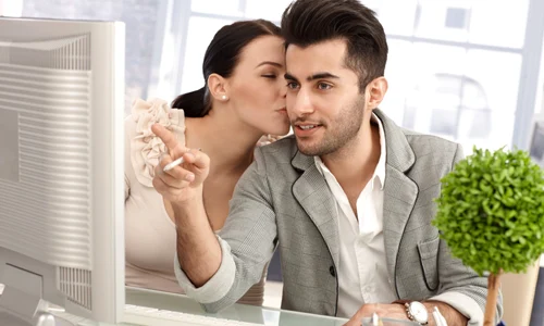 Flirt la birou FOTO Shutterstock jpg