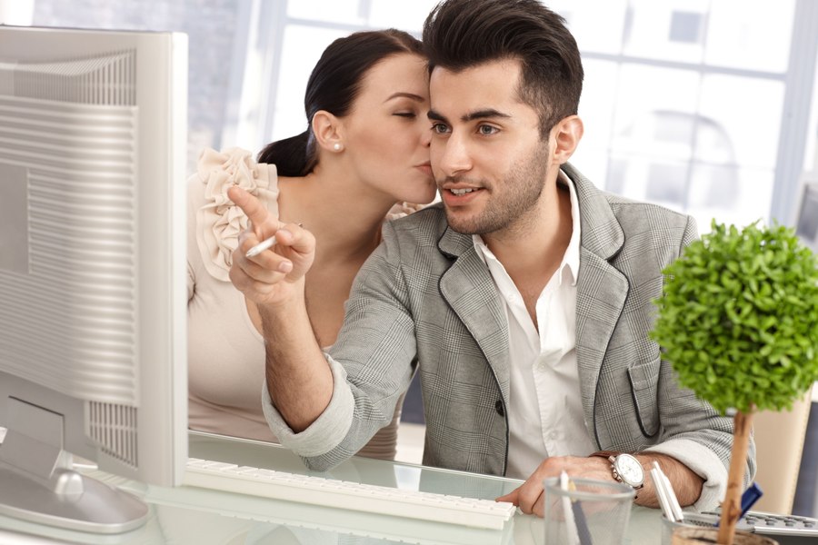 Granița fină dintre prietenie și flirt la locul de muncă. Cum definim limitele profesionale, potrivit specialiștilor
