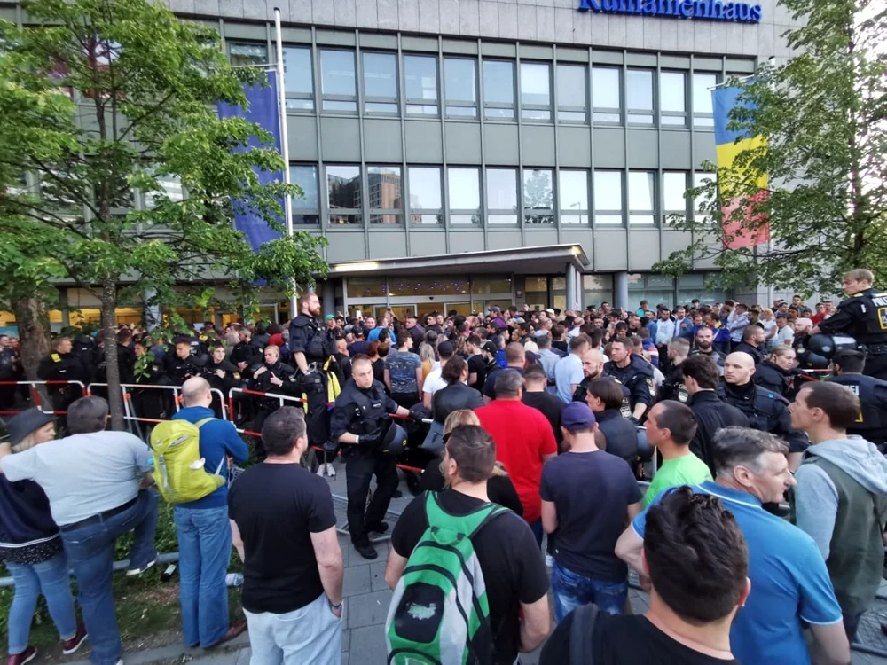 Nu vom uita niciodată sacrificiul vostru. Respect, români minunaţi de pretutindeni!