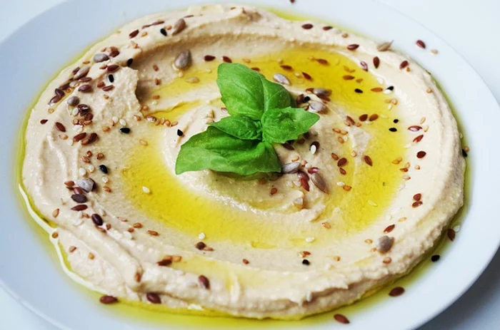 Hummusul, un preparat din Orientul Mijlociu, a devenit foarte apreciat și la noi în țarăFoto: pixabay.com