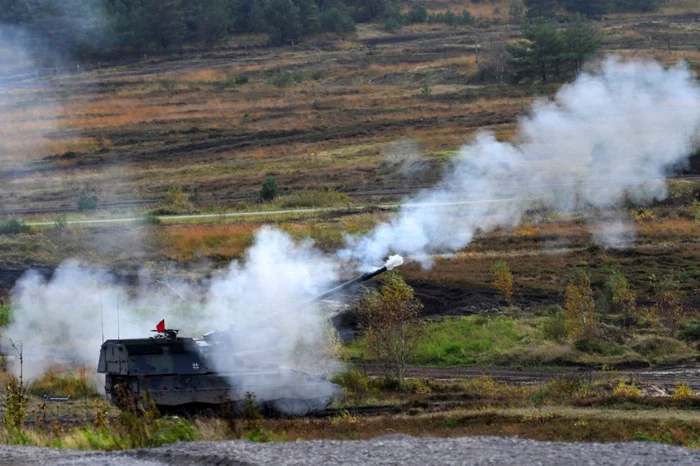 FOTO: AFP / Obuzier autopropulsat „Panzerhaubitze 2000" al forţelor armate germane Bundeswehr, în zona de pregătire militară din Munster, în nordul Germaniei - 13 octombrie 2017