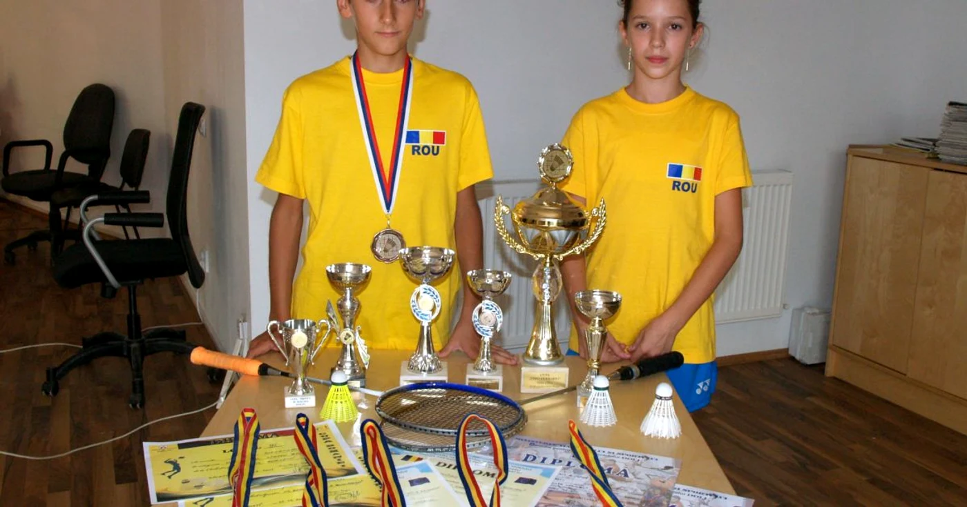 Andreea și Alexandru au adunat o colecție valoroasă de cupe, medalii și diplome. Foto Alex Policală