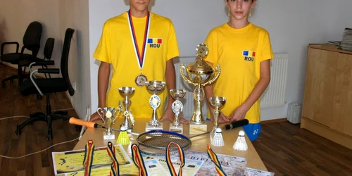 Andreea și Alexandru au adunat o colecție valoroasă de cupe, medalii și diplome. Foto Alex Policală