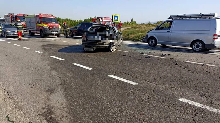 Una dintre mașinile implicate în accidentul de la Faraoani FOTO ISU Bacău