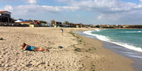 Femei în costum de baie la plajă în octombrie pe plaja din Vama Veche Foto Sînziana Ionescu