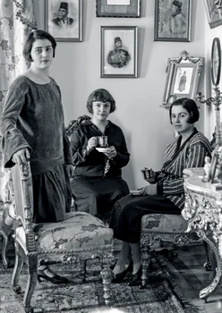 Familia ultimului sultan al Imperiului Otoman, Sultana Nazikeda și fiicele ei, Sabiha și Ulviye, fără văl, în exilFOTO: Profimedia