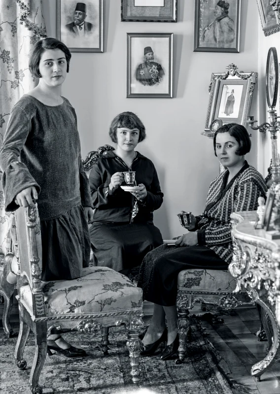 Familia ultimului sultan al Imperiului Otoman, Sultana Nazikeda și fiicele ei, Sabiha și Ulviye, fără văl, în exilFOTO: Profimedia