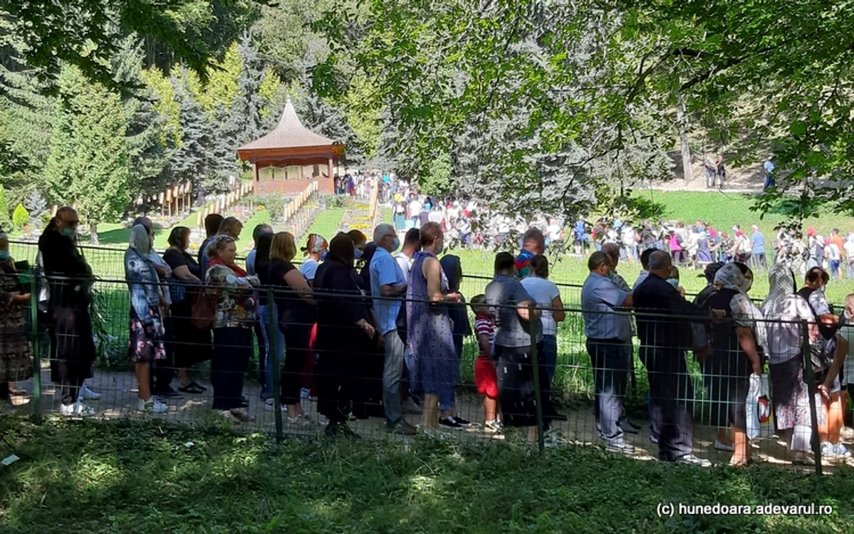 
    Maşinile au fost lăsate şi pe marginea drumului care duce la mănăstire   