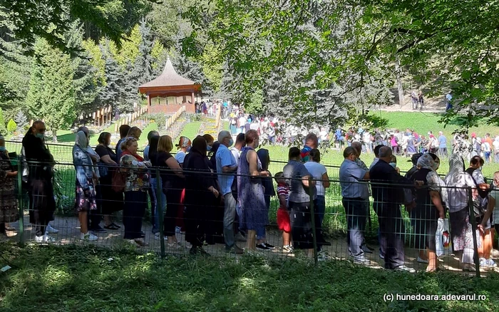 Maşinile au fost lăsate şi pe marginea drumului care duce la mănăstire