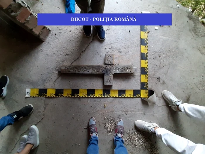 Această cruce a fost găsită în locul unde s-a consumat ritualul satanist