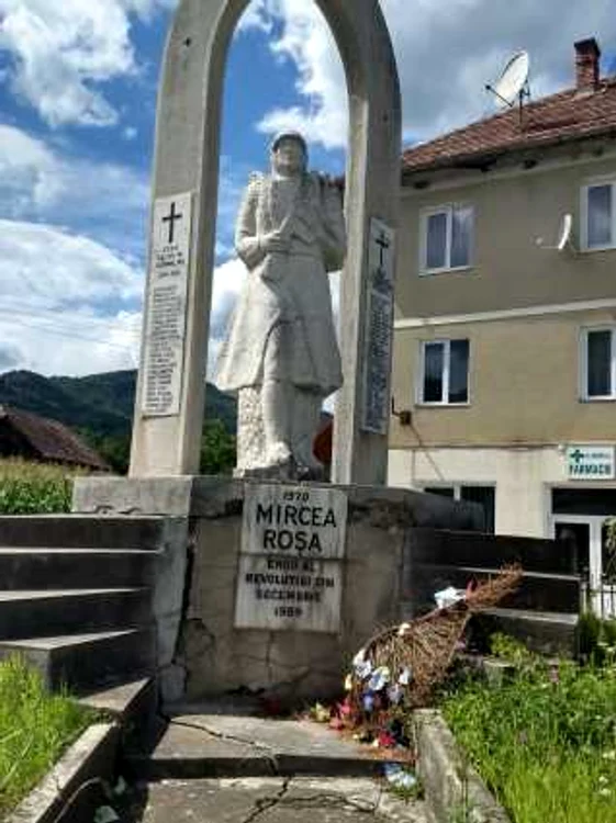 monument erou posaga