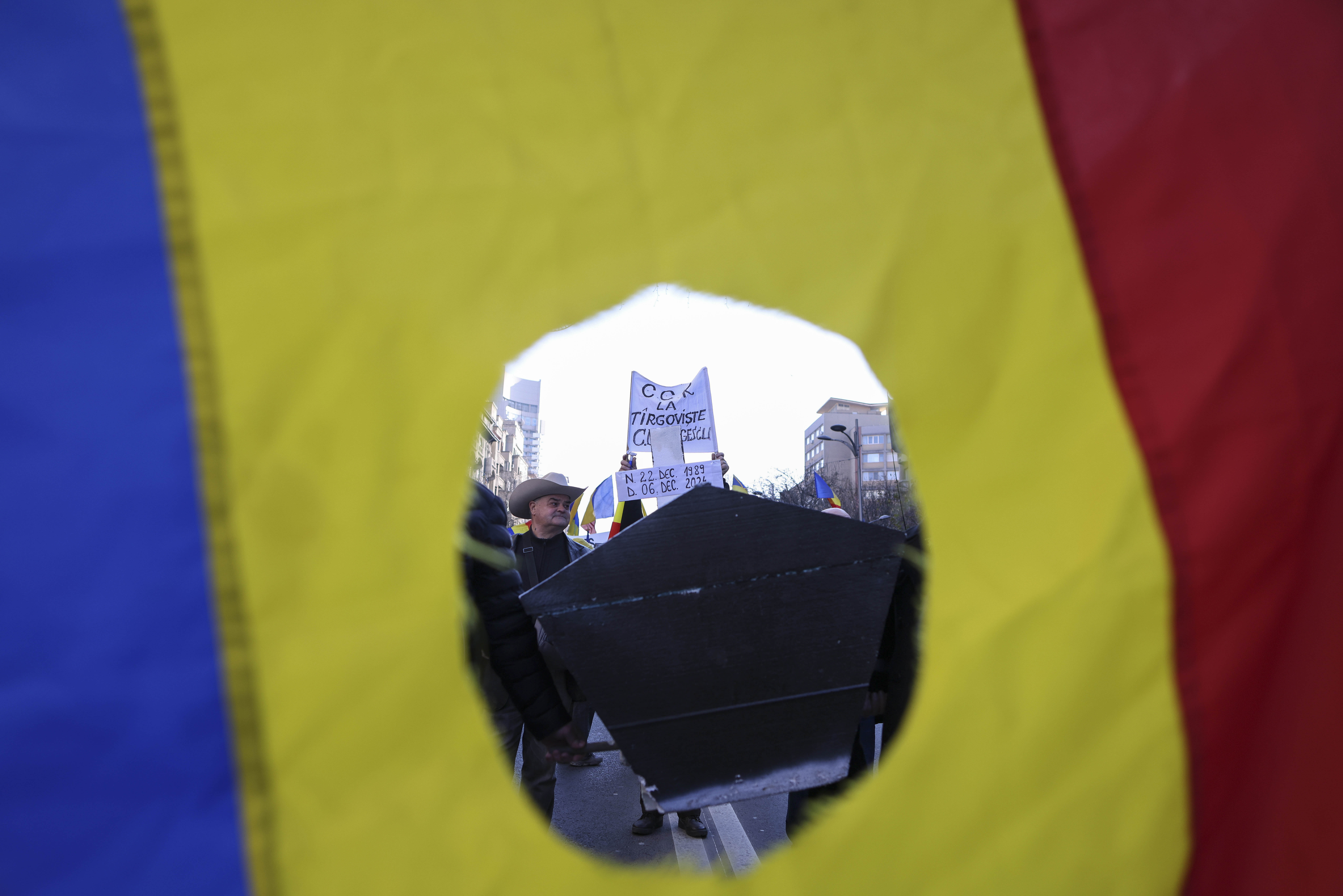 Reprezentanți ai partidului AUR și simpatizanți ai acestora și ai candidatului independent Călin Georgescu participă la o acțiune de protest cu titlul „Miting pentru democrație“ în București. FOTO Inquam Photos / George Călin