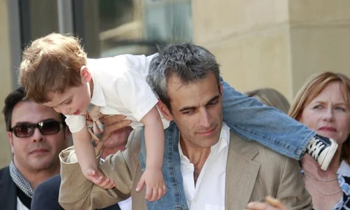 Gordon MacDonald cu unul dintre fiii gemeni jpeg