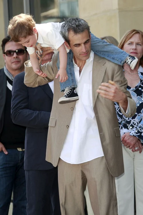 Gordon MacDonald cu unul dintre fiii gemeni jpeg