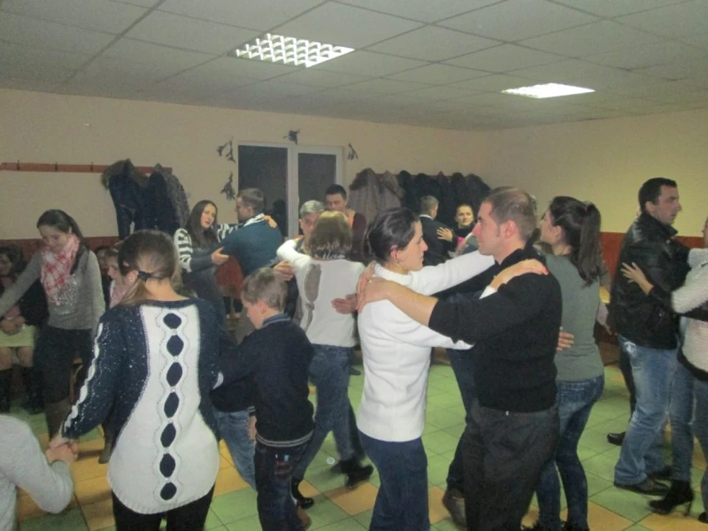 Perechile de tineri dansează de zor, atât pe muzica tradiţională, interpretată live, cât şi pe manele.