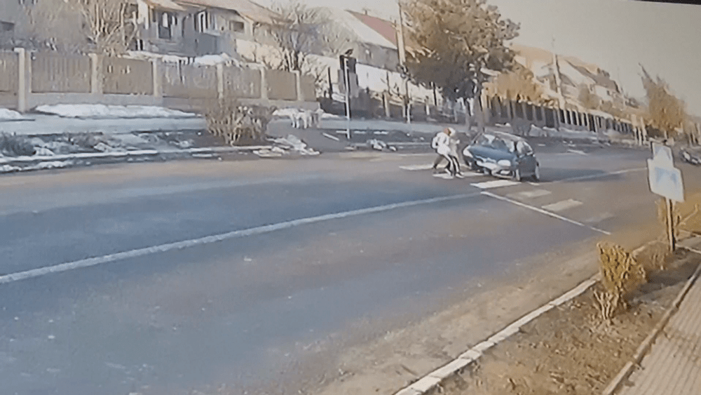 Momentul cumplit în care o elevă e accidentată pe trecerea de pietoni. Șoferul are 83 de ani VIDEO