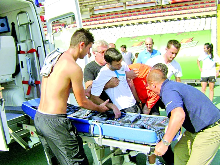 Arbitrul asistent a  fost urcat pe targă