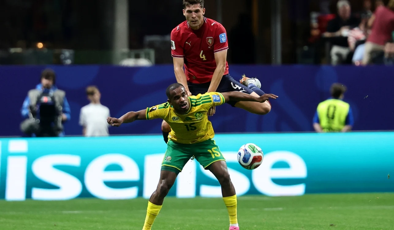 Africa de Sud (galben cu verde) s-a calificat, în premieră, în 16-imi (FOTO: EPA)