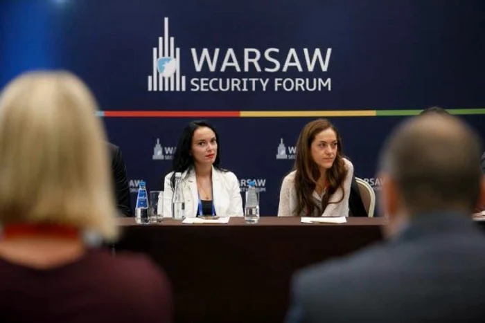 Antonia Pup (stânga) la ultimul forum de securitate de la Varșovia. FOTO: Arhivă personală