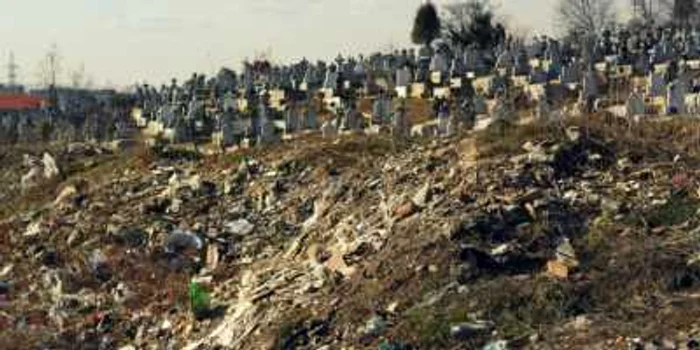 Mormanele de gunoaie au acoperit zona cimitirului. FOTO: Daniel Guţă ADEVĂRUL.