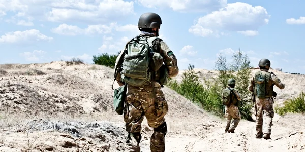 Militari patrulează pe un teren pietros Foto Shutterstock