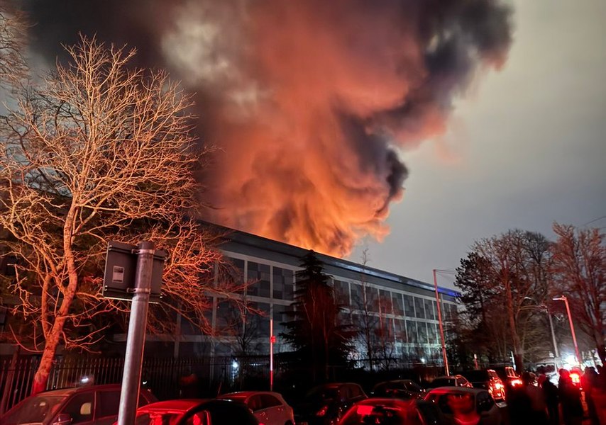 Aeroportul Heathrow este închis pentru cel puțin 24 de ore, după incendiul de la stația electrică. 1.351 de zboruri vor fi afectate