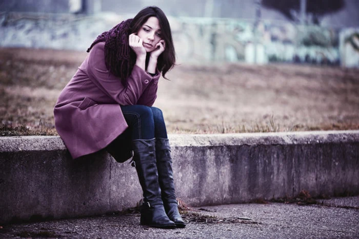 Tristeţea este una dintre simptomele depresiei. Agravarea acestei boli poate duce la gânduri sinucigaşefoto: huffingtonpost.uk.com