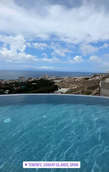 Priveliștea de care se bucură vedeta în vacanță