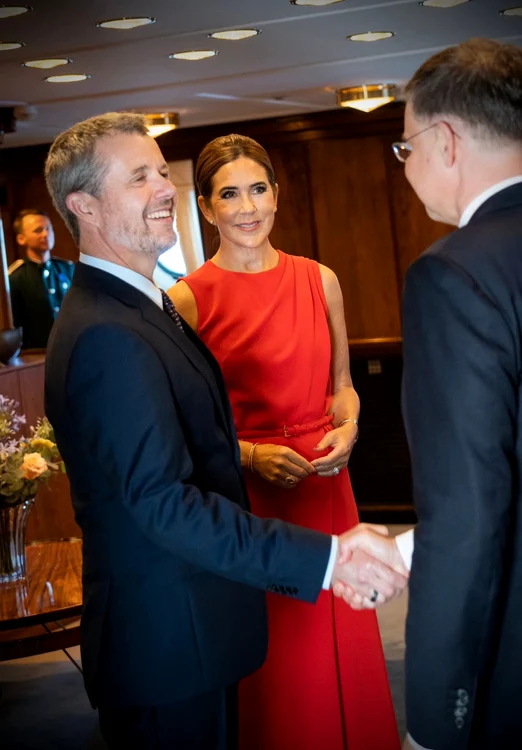 Mary și Frederik ai Danemarcei au primit oaspeți pe nava regală 4 jpg