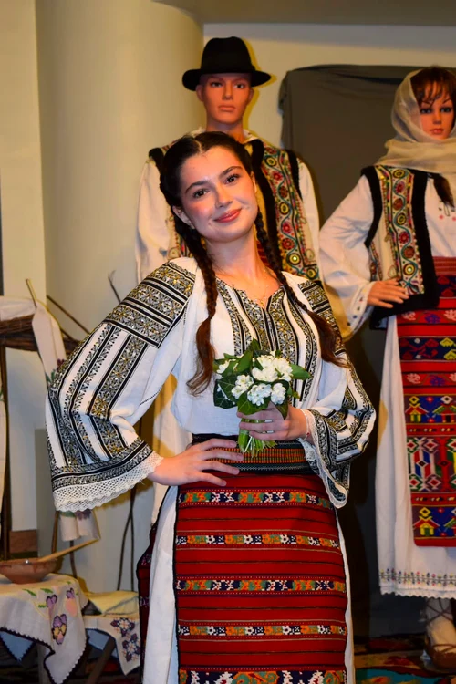 tanara_interpreta_in_costum_popular_foto_arhiva_daria_moanta