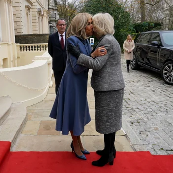 Brigitte Macron și Regina Camilla n-au mai ținut cont de protocolul regal la revederea de la Londra. FOTO: Profimedia
