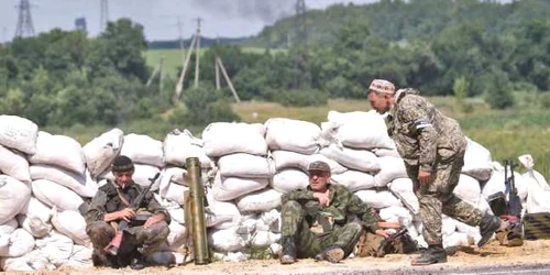 Luptele dintre armată şi separatişti au continuat la Doneţk FOTO REUTERS
