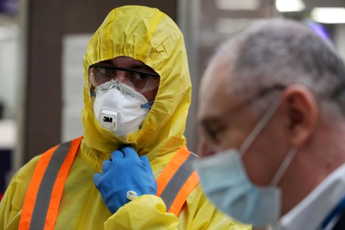 
    România a intrat în faza a doua de răspândire a coronavirusului, numărul îmbolnăvirilor depășind 25  