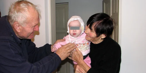 Botoşani: Irinuca este îngrjită acum de bunicii materni