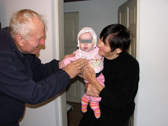 Botoşani: Irinuca este îngrjită acum de bunicii materni 