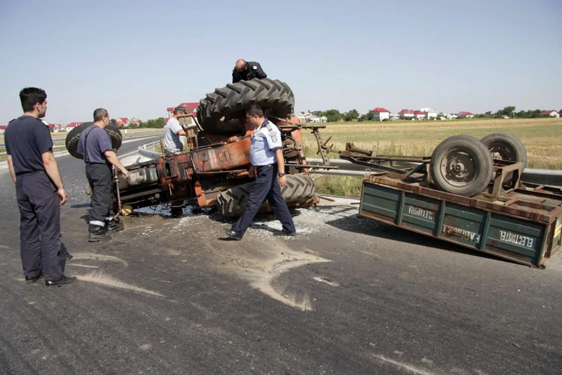 Persoană prinsă sub tractor la Berchezoaia