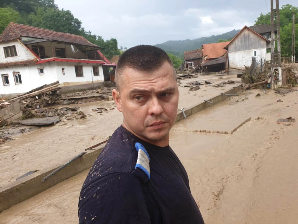 Jandarmii au mers și ei să ofere ajutor FOTO Jandarmeria Arad