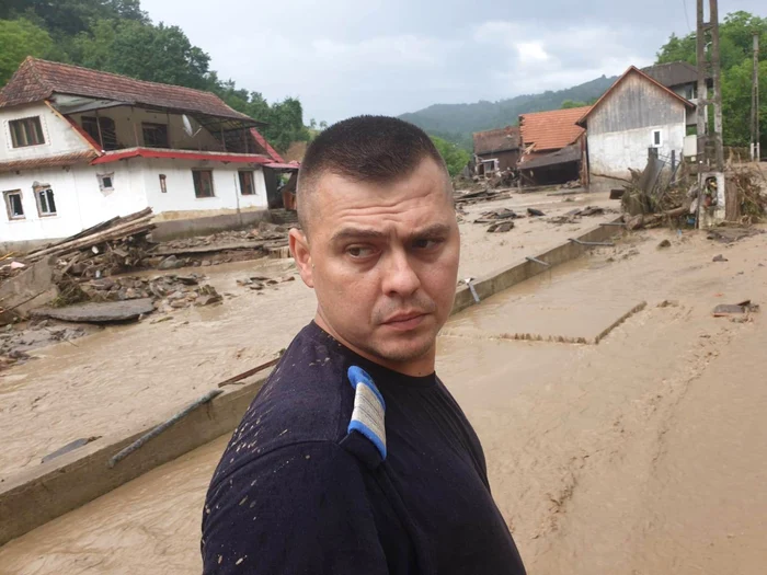 Jandarmii au mers și ei să ofere ajutor FOTO Jandarmeria Arad 