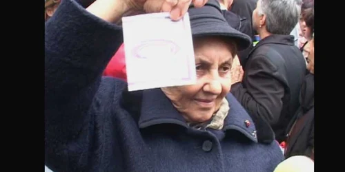 PP-DD a împărţit sute de abonamente de călătorie gratuite