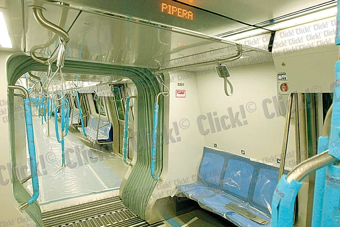 Noile metrouri au  bare pe mijloc  de care se pot  ţine călătorii (Fotografii: Dorin Constanda)