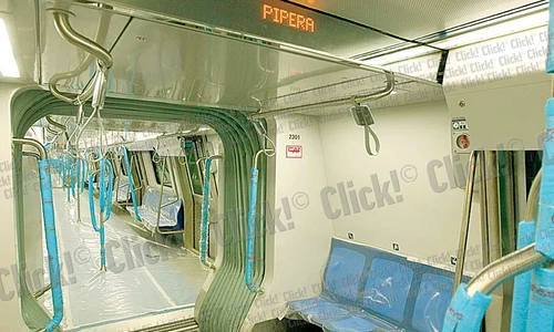 Noile metrouri au  bare pe mijloc  de care se pot  ţine călătorii (Fotografii: Dorin Constanda) jpeg