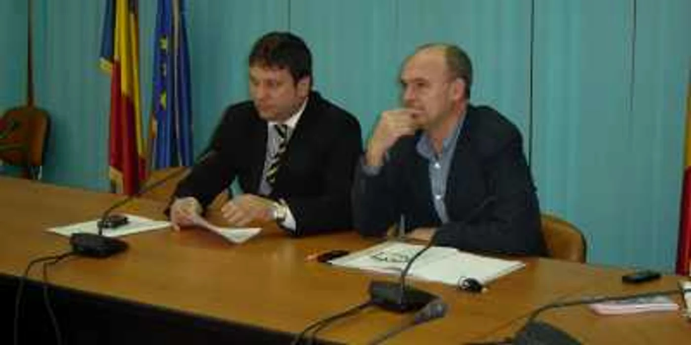 Prefectul Ion Mîţu (în stanga) le cere directorilor de deconcentrate să acceseze finduri europene 