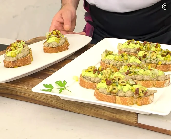 Tartina gourmet cu hummus de măsline negre, cremă de avocado și murături CapturăVideo CocinaAbierta