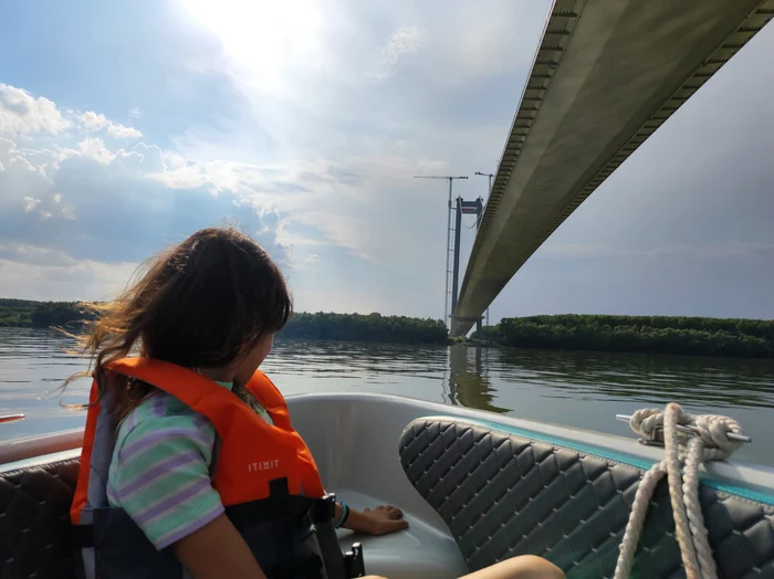 Podul peste Dunăre, văzut de pe fluviu FOTO: C. Mazilu