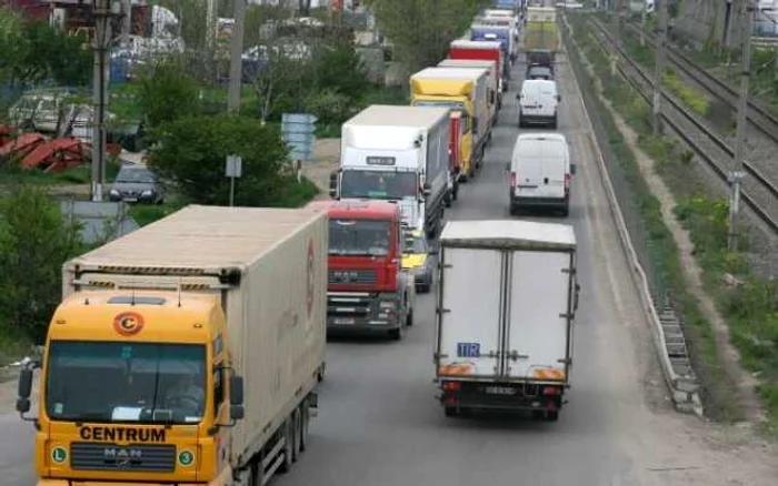 Camioanele şi autocarele româneşti dotate cu plăcuţe trec mai uşor de controalele din ţările membre UE